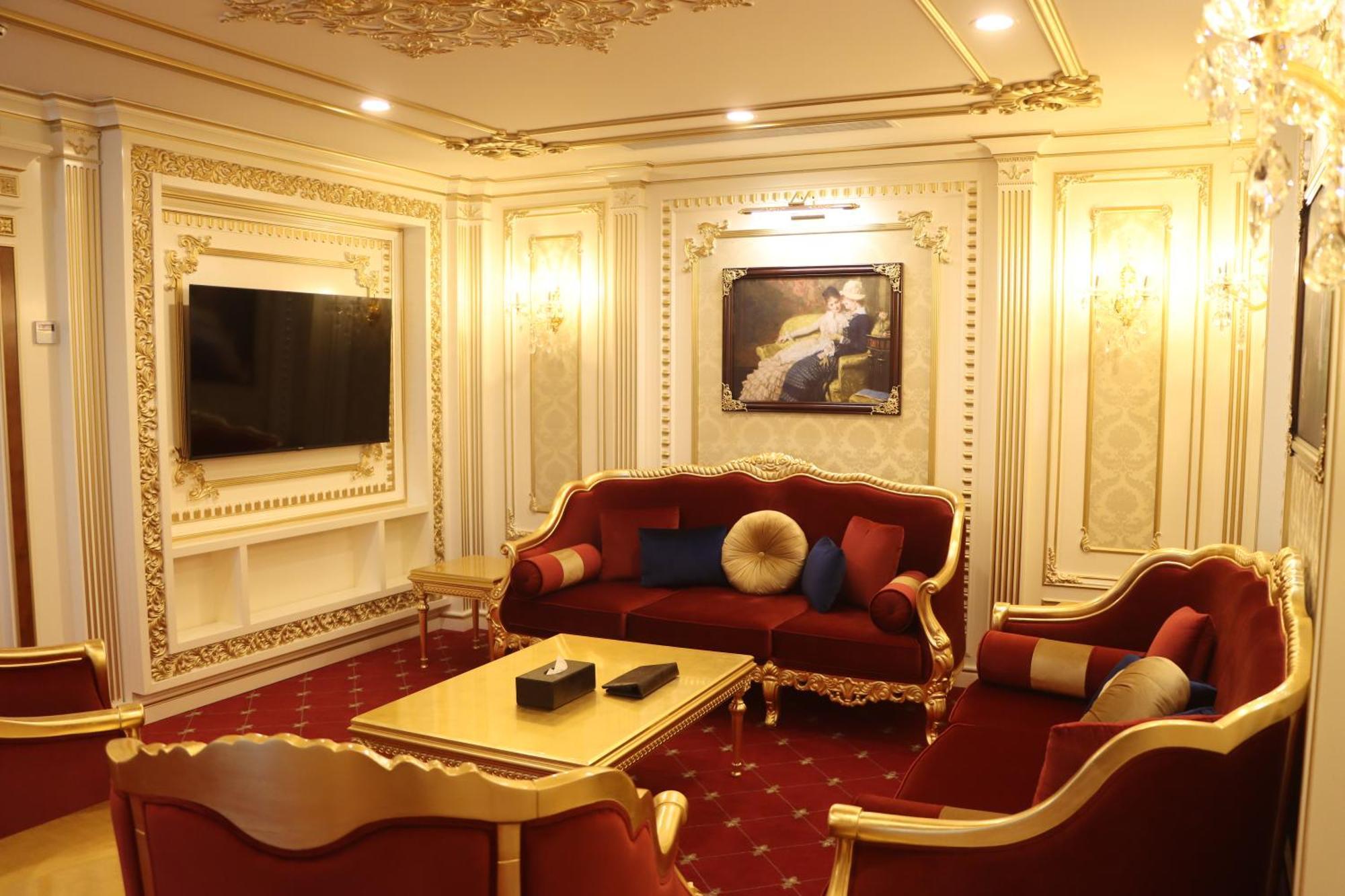 Cristal Erbil Hotel Exterior photo A living room in the Presidential Suite