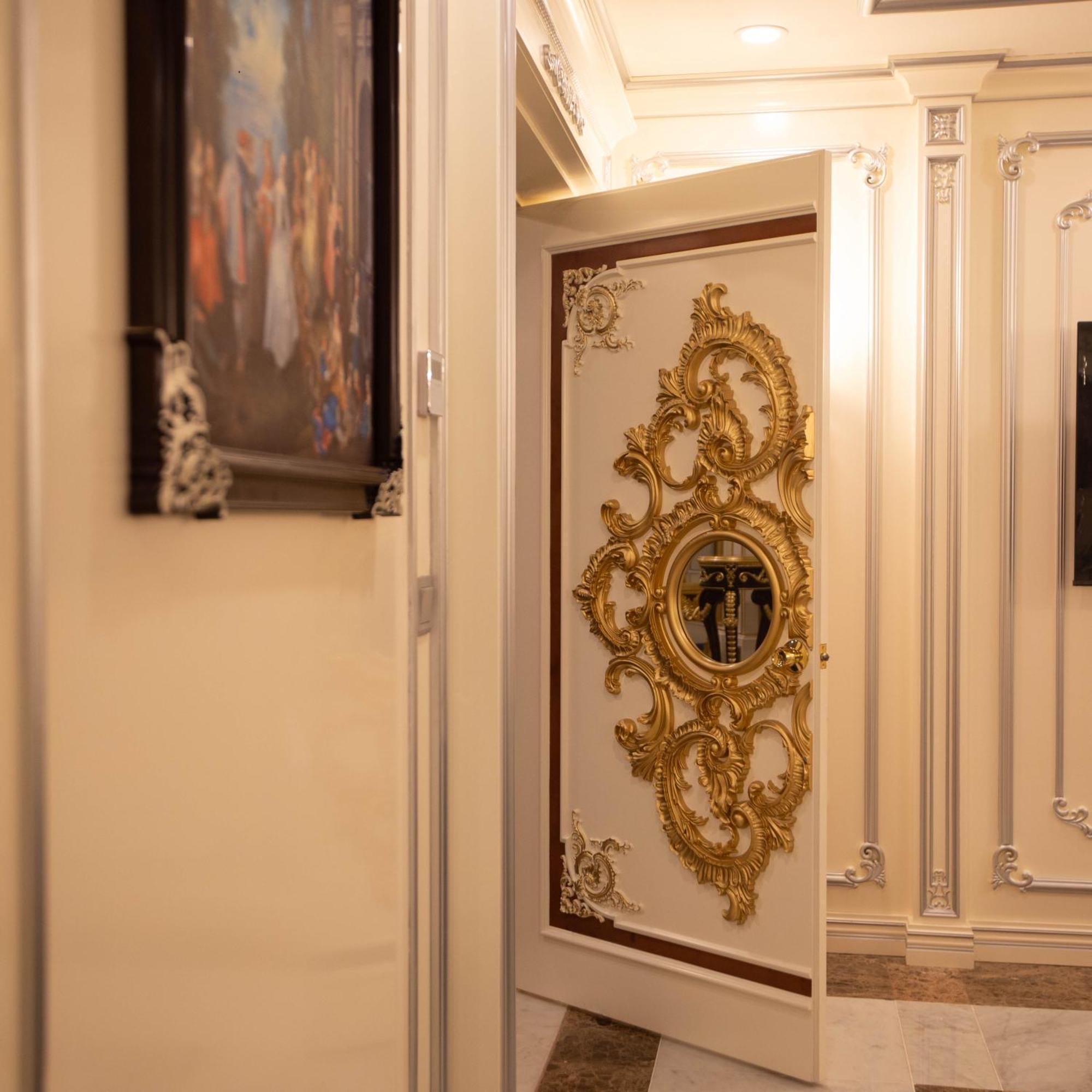 Cristal Erbil Hotel Exterior photo A door in the hotel